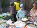 seorang-pembeli-sedang-membeli-ketan-di-lapak-jajanan-tradisional-kota-tegal.jpg