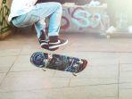 seorang-pemuda-yang-sedang-bermain-skateboard.jpg