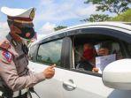 seorang-pengendara-menunjukan-surat-tes-covid-kepada-petugas-kepolisian-saat-operasi-yustisi.jpg