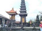seorang-pengunjung-berada-di-kompleks-pura-pemacekan.jpg
