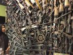 seorang-pengunjung-berfoto-dengan-latar-weapon-box.jpg