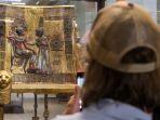 seorang-pengunjung-menggunakan-ponselnya-untuk-memotret-tahta-emas-tutankhamun-1334-1325-sm.jpg