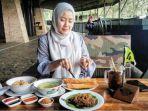 seorang-pengunjung-sedang-menikmati-aneka-menu-di-dbuhun-resto.jpg