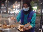 seorang-penjual-sate-di-kawasan-malioboro-sedang-melayani-pelanggan-rabu-27102021.jpg