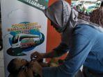 seorang-staf-sedang-memberikan-pelayanan-pijat-bayi.jpg