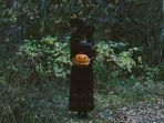 seorang-wanita-mengenakan-kostum-penyihir-untuk-merayakan-halloween.jpg