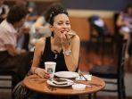 seorang-wanita-menikmati-makanan-dan-minuman-di-kedai-starbucks.jpg