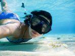 seorang-wanita-snorkeling-di-bahama.jpg