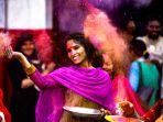 seorang-wanita-yang-mengikuti-perayaan-di-india.jpg