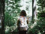 seorang-wanita-yang-sedang-melakukan-trekking-di-gunung.jpg