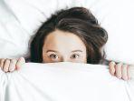 seorang-wanita-yang-tidur-di-kamar-hotel.jpg