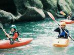 seorang-wisatawan-saat-bermain-kayak-di-sungai-namu-sira-sira.jpg