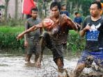 sepak-bola-lumpur_20160817_231145.jpg