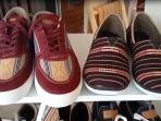 sepatu-tenun-sentosa-sasak-tenun-di-area-bazar-mandalika.jpg