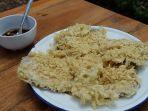 sepiring-mendoan-kriuk-disajikan-bersama-sambal-kecap.jpg