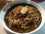 seporsi-mie-aceh-telur-rebus-yang-dimasak-dari-dalam-bus-mercy.jpg