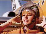seragam-pramugari-dengan-helm-astronot.jpg