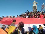 seribuan-pendaki-gunung-lawu-menggelar-upacara-bendera-di-puncak.jpg