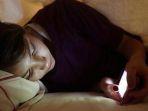 seseorang-bermain-ponsel-menjelang-tidur-malam-hari.jpg