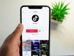 seseorang-yang-membuka-aplikasi-tiktok.jpg