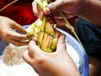 seseorang-yang-sedang-membuat-ketupat.jpg
