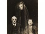 sesosok-kepala-perempuan-di-foto-keluarga-tahun-1920_20180330_105558.jpg