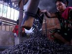 setelah-satu-jam-digongseng-biji-kopi-yang-dimasukkan-ke-dalam-wadah-kaleng_20180907_103502.jpg