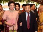 setya-novanto-bersama-istrinya-deisti-novanto_20171117_160822.jpg
