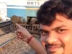 Lagi, Selfie Berujung Maut! Seorang Pria India Nyaris Tewas Tertabrak Kereta Api Demi 'Eksistensi'