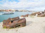 shoes-on-the-danube-memorial-berupa-sepatu-besi-di-depan-gedung-parlemen-hungaria.jpg