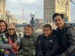 simak-4-destinasi-liburan-natal-donna-agnesia-dan-darius-sinathrya-bersama-ketigaanaknya-di-london.jpg