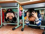 simulasi-anak-anak-sekolah-di-jepang-ketika-terjadi-gempa_20171216_092750.jpg