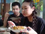 sisca-kohl-makan-di-warteg.jpg