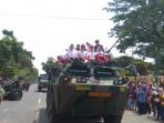 siswa-sekolah-dasar-sd-menaiki-kendaraan-tempur-milik-tni_20181005_150639.jpg