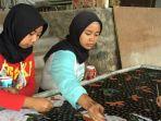 siswi-smkn-1-jambu-jurusan-tata-busana-sedang-mewarnai-batik.jpg