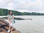 siti-badriah-saat-liburan-ke-pantai.jpg