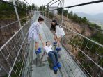 skywalk-paling-menakutkan-di-dunia_20170709_131726.jpg