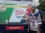 sosok-pribadi-gunawan-pembuat-pizza-goreng-biasa-berjualan-di-kemang-pratama.jpg