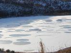 spotted-lake-saat-musim-dingin.jpg