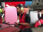 staf-bagasi-airasia-mencium-koper_20180328_122705.jpg