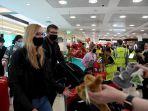staf-menawarkan-suvenir-kepada-penumpang-setibanya-di-bandara-internasional-sydney.jpg