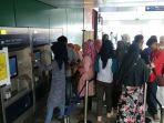 suasana-antrean-di-mesin-tiket-otomatis-di-stasiun-mrt.jpg