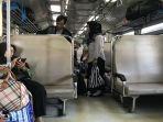 suasana-di-dalam-kereta-prameks.jpg