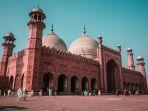 suasana-di-masjid-badshahi-walled-city-of-lahore-lahore-pakistan.jpg