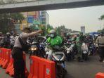 suasana-di-pos-penyekatan-underpass-basura-jakarta-timur-macet-total-kamis-1572021.jpg