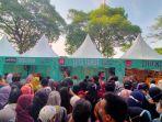 suasana-di-stand-makanan-gratis-yang-tersedia-dalam-gelaran-kirab-kaesang-erina-di-sriwedari-solo.jpg