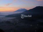 suasana-matahari-terbit-dari-dataran-tinggi-desa-pinggan-kintamani.jpg