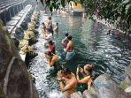 suasana-melukat-di-pura-tirta-empul-tampaksiring-gianyar-bali.jpg