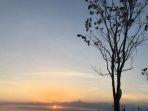 suasana-menjelang-matahari-tenggelam-di-puncak-sosok.jpg