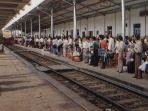 suasana-menunggu-kereta-di-stasiun-gambir.jpg